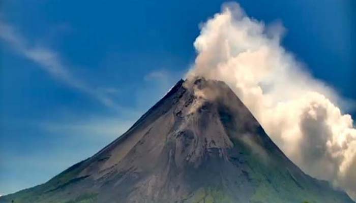 Status Gunung Merapi Warga Dilarang Aktivitas  dari Puncak